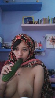 Mukena merah nakal pamerin memek