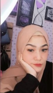 Mbak Nicky Jilbab pose ngangkang