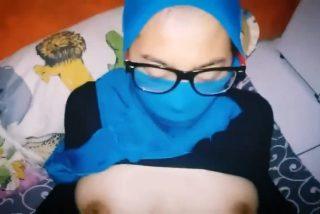Entot Cewek Jilbab biru kacamata