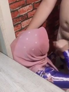 Wanita Cantik Berkerudung Pink