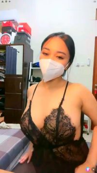 Olin payudara besar Mango Live