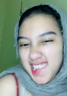 Kak Angel Ukhti pamer Tali Beha Host Cantik Mango