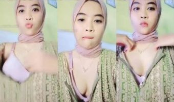Host Jilbab Pink Menggoda Bikin Pascol Tegang